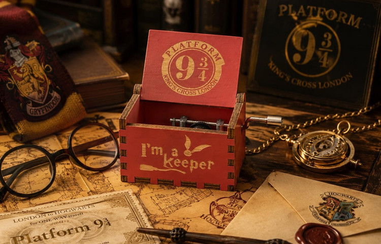 جعبه موزیکال چوبی هری پاتر مدل Platform 9¾ موزیک باکس هندلی طرح ایستگاه کینگز کراس با ملودی Hedwig's Theme هدیه کلکسیونی Harry Potter
