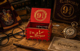 جعبه موزیکال چوبی هری پاتر مدل Platform 9¾ موزیک باکس هندلی طرح ایستگاه کینگز کراس با ملودی Hedwig's Theme هدیه کلکسیونی Harry Potter